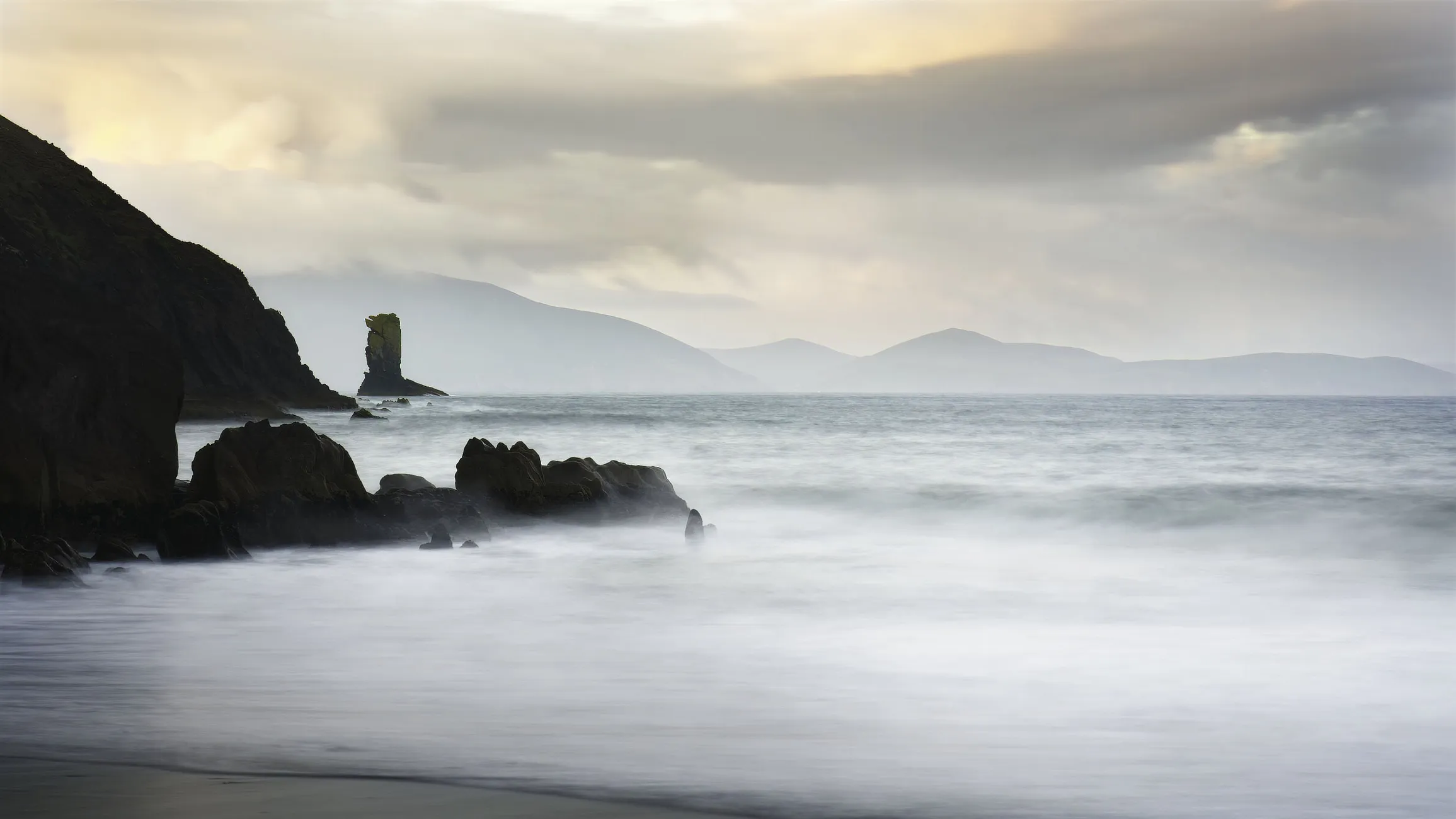 Seascape photograph of Kinard Beach on the Dingle Peninsula.